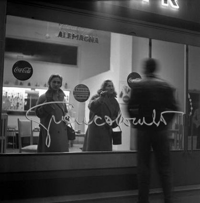 Prostitute in un bar sull'autostrada. Milano, 1956